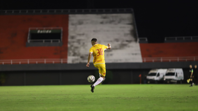 Brasil exporta craques, mas perde força no futebol nacional: o dilema do nosso futebol
