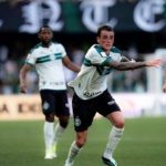 Coritiba vence Vitória por 2 a 0 e encerra jejum no Brasileirão com gols de Pedro Rocha e Tinga