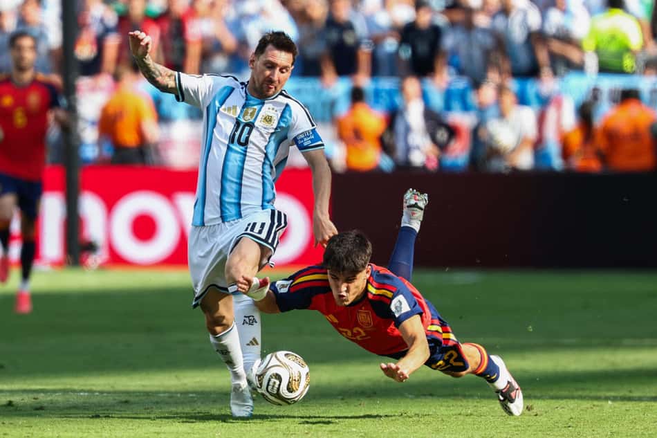 Messi e Cubarsi disputam a bola na final da Copa do Mundo