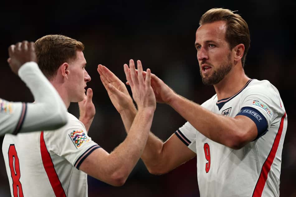 Harry Kane comemora gol da Inglaterra com Elliott Anderson na Nations League. (Foto: Adrian Dennis/AFP)