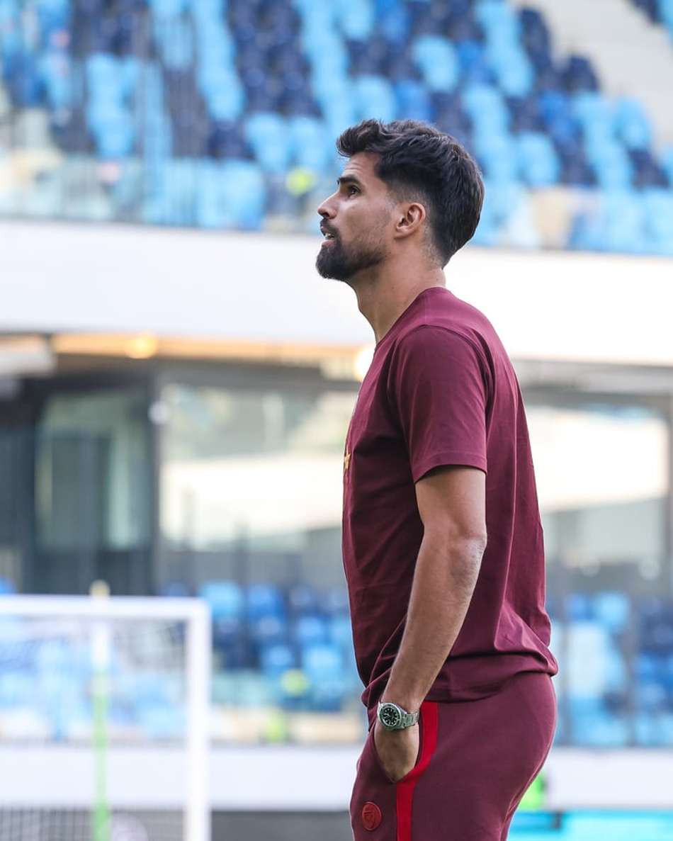 Rodrigão observa enquanto veste camisa de treino