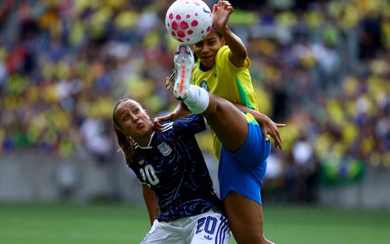 Brasil busca mais uma vitória contra a Argentina na Arena Pernambuco nesta terça-feira