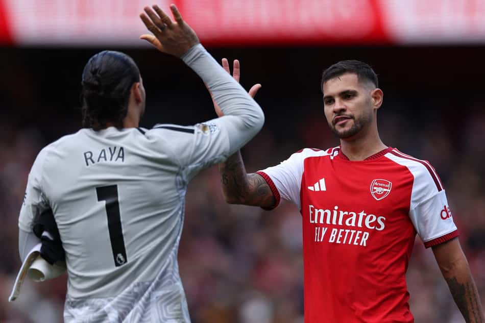 David Raya e Bruno Guimarães celebram vitória do Arsenal sobre o Leeds United pela Premier League (Foto: Adrian Dennis / AFP)