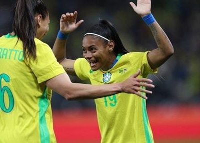 Brasil vence Argentina por 3 a 1 com gol de bicicleta em amistoso no Beira-Rio, mas perde Bruninha por lesão
