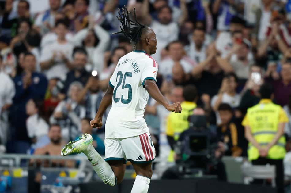 O atacante marfinense do Real Madrid, Yan Diomande, comemora o primeiro gol