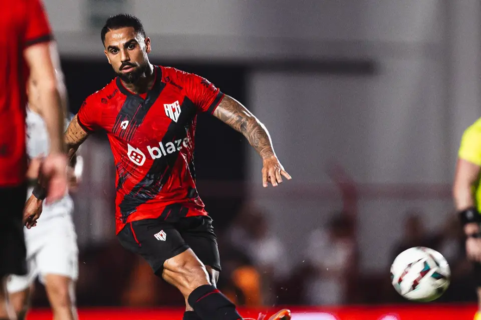 Netinho, do Atlético, será julgado pelo STJD após expulsão por gesto obsceno no duelo contra o Ceará