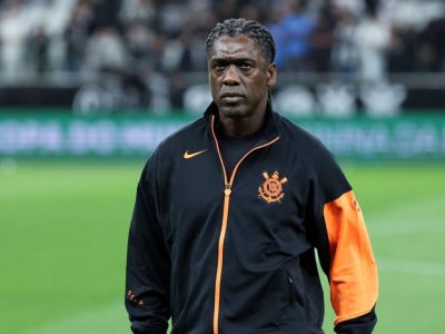 Corinthians avança na regularização de Seedorf e técnico pode ser inscrito antes do jogo contra o Vasco