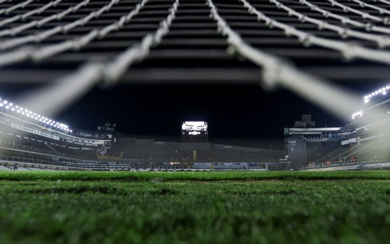 Santos e Palmeiras se enfrentam em clássico vital para a liderança do Brasileirão na Vila Belmiro