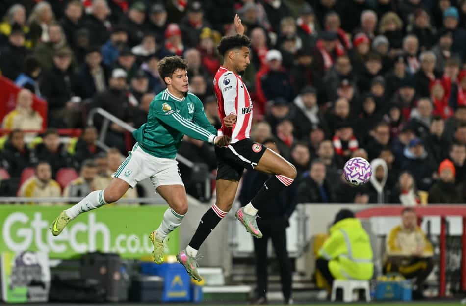 Milos Kerkez disputa bola com Kevin Schade em jogo do Liverpool contra o Brentford