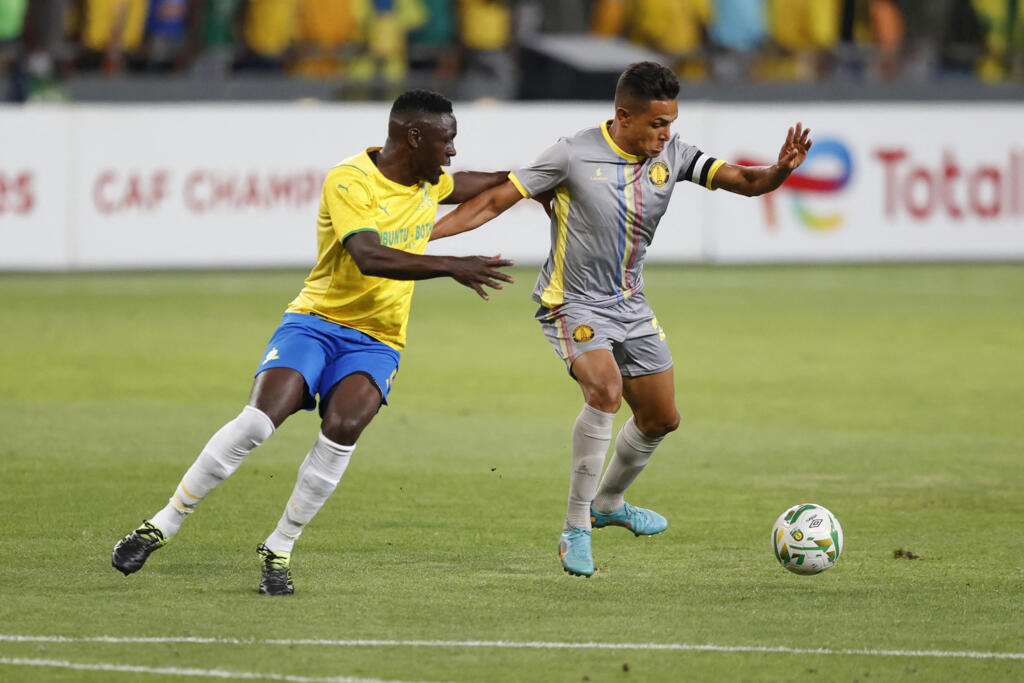 Wiliete de Benguela elimina campeão Mamelodi Sundowns e avança na Liga dos Campeões Africanos Tiago Azulão (direita), avançado brasileiro do Petro de Luanda.