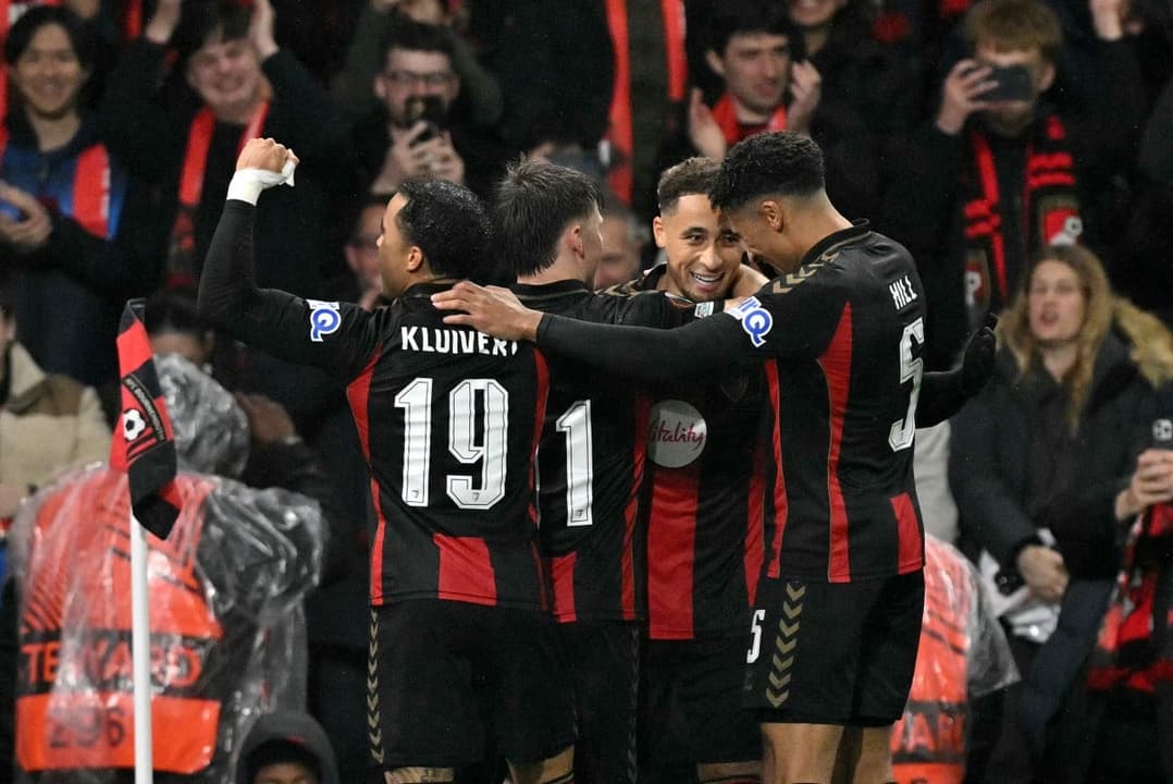 Jogadores do Bournemouth comemorando gol em vitória na Europa League