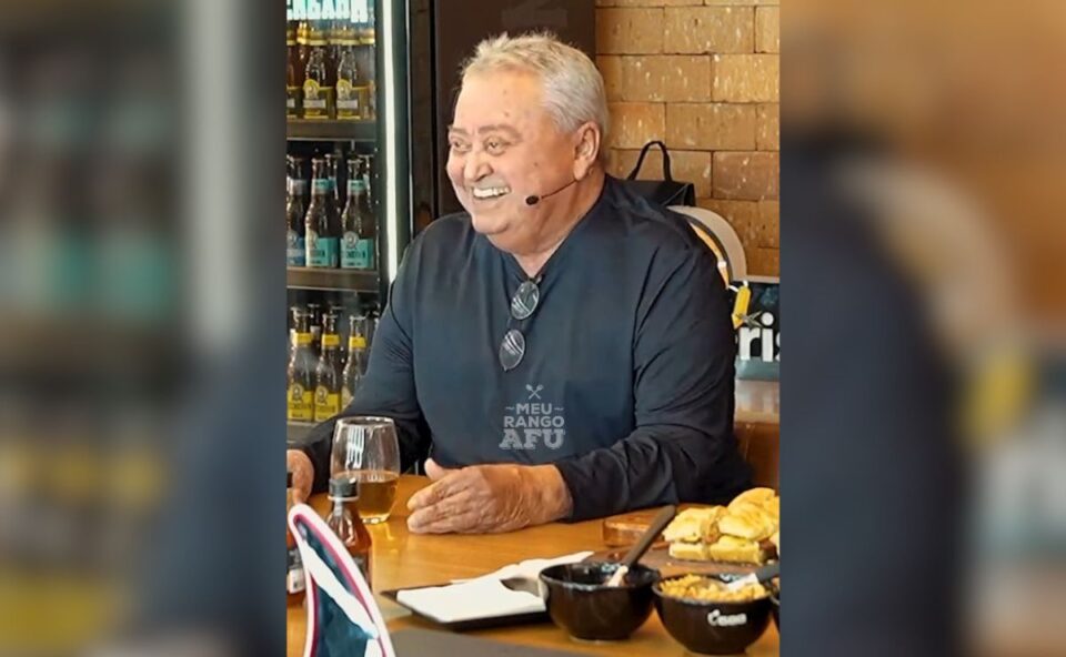 Guerrinha sorrindo durante gravação