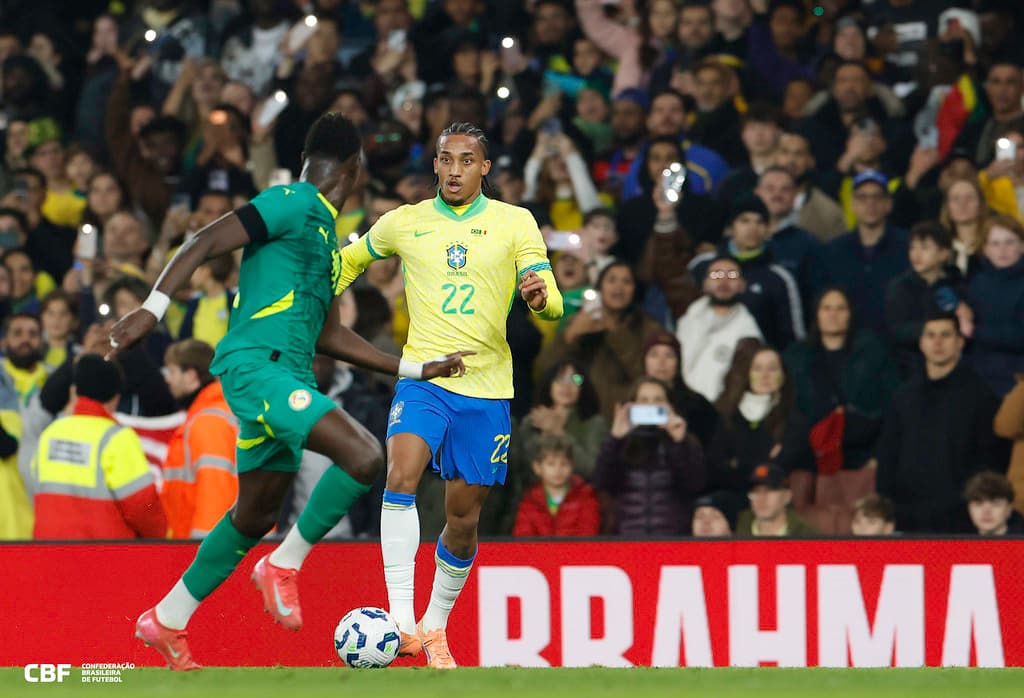 João Pedro desfalca Seleção Brasileira na Data Fifa por lesão e não enfrenta Japão e Singapura João Pedro em ação pela Seleção Brasileira contra Senegal