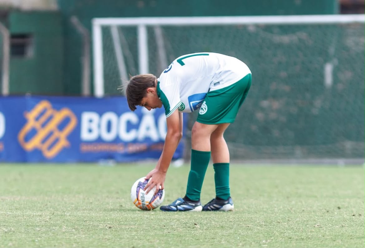 Olavo Valente, zagueiro do sub-13 do Cosmopolitano, se destaca por sua garra e técnica após duas anos de treino intenso Olavo Valente, zagueiro do sub-13 do Cosmopolitano, se destaca por sua garra e técnica após duas anos de treino intenso