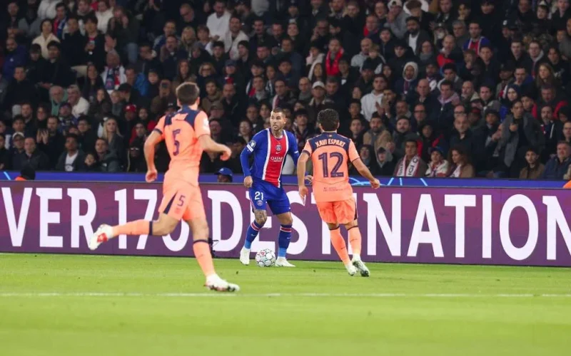 Barcelona denuncia PSG à UEFA por mosaico ofensivo inspirado em filme de terror durante duelo na Champions League