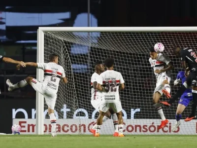 São Paulo vence Vasco com gol de Artur e se aproxima da liderança do Brasileiro
