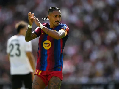 Raphinha é desfalque no Barcelona após desconforto na coxa e perderá jogos importantes