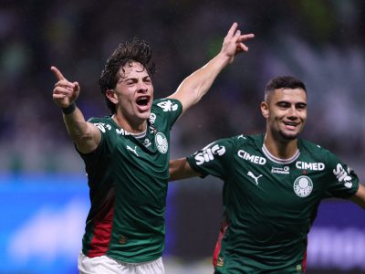 Palmeiras goleia Corinthians por 4 a 1 e mantém pressão em busca do título do Brasileirão
