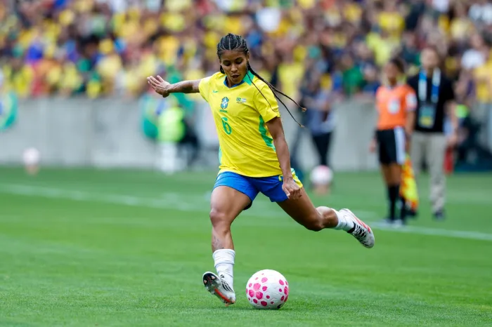 Raissa Bahia sonha em defender a Seleção Brasileira na Copa do Mundo e destaca importância do legado para o futebol feminino na Bahia
