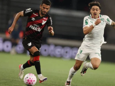 Athletico vê invencibilidade em casa cair diante do Palmeiras e perde por 2 a 0 na Arena da Baixada