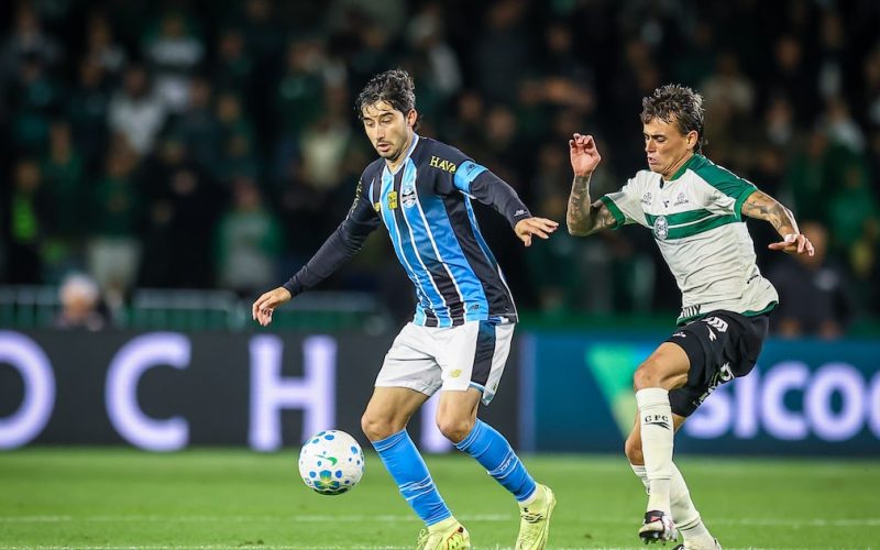 Grêmio conquista vitória suada sobre Coritiba e deixa Corinthians na zona de rebaixamento do Brasileiro