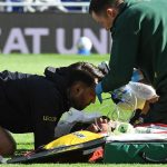 Dibu Martinez deixa campo de maca após colisão na Premier League e gera preocupação no Chelsea