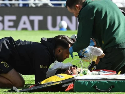 Dibu Martinez deixa campo de maca após colisão na Premier League e gera preocupação no Chelsea