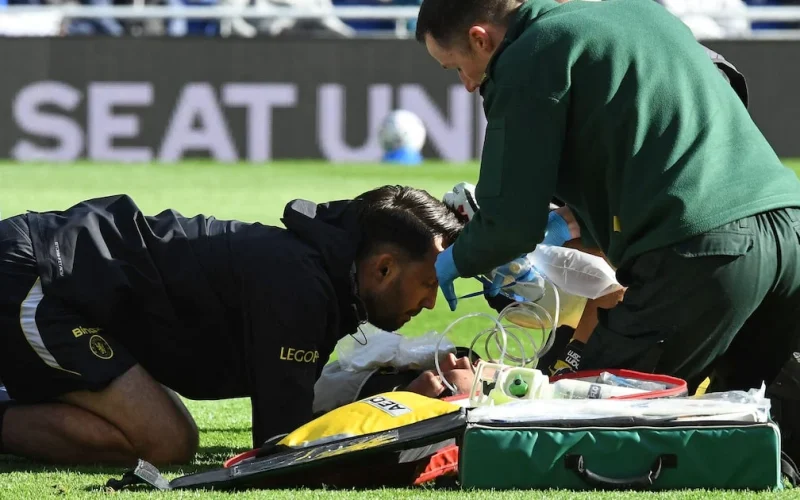 Dibu Martinez deixa campo de maca após colisão na Premier League e gera preocupação no Chelsea