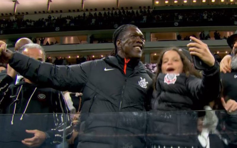 Corinthians encerra vínculo com Diniz e anuncia Seedorf como novo treinador antes da estreia contra o Vasco