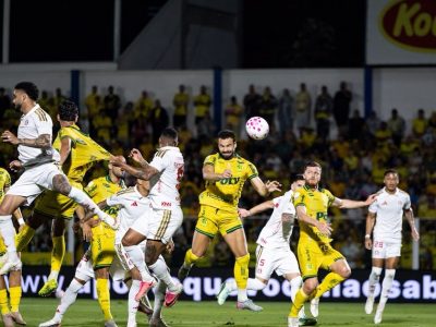 Corinthians se beneficia com derrota do Internacional e se mantém fora da zona de rebaixamento, mas pressão continua