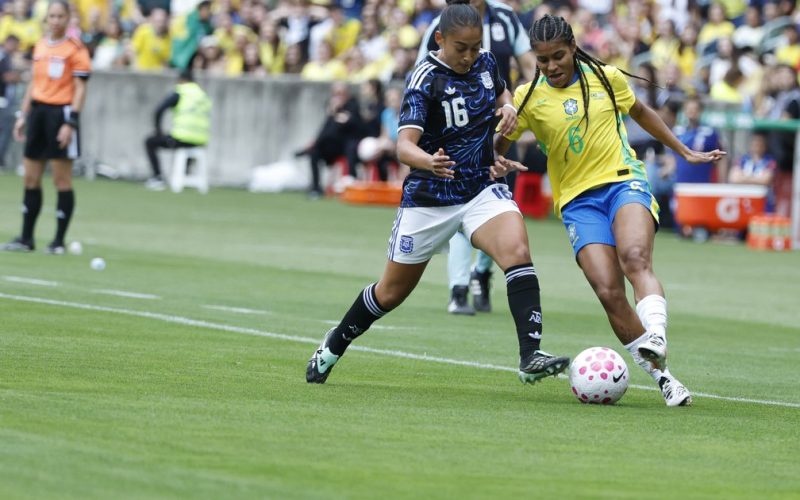 Seleção Feminina chega a Recife para amistoso decisivo contra a Argentina após vitória em Porto Alegre