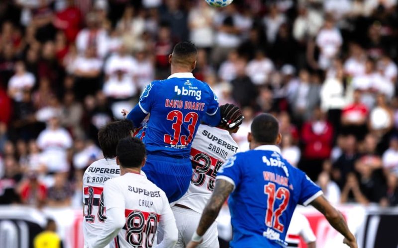 Bahia e São Paulo se enfrentam na Arena Fonte Nova em jogo decisivo do Brasileirão às 21h30