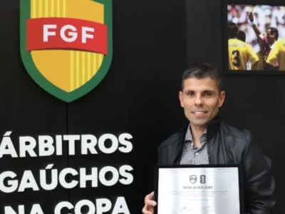 Rafael Alves é homenageado pela FGF e se junta ao hall de árbitros gaúchos que atuaram em Copas do Mundo