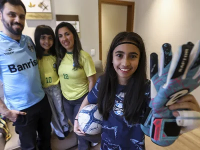 Família de Canoas celebra estreia da Seleção Feminina em Porto Alegre com apoio à jovem goleira em ascensão