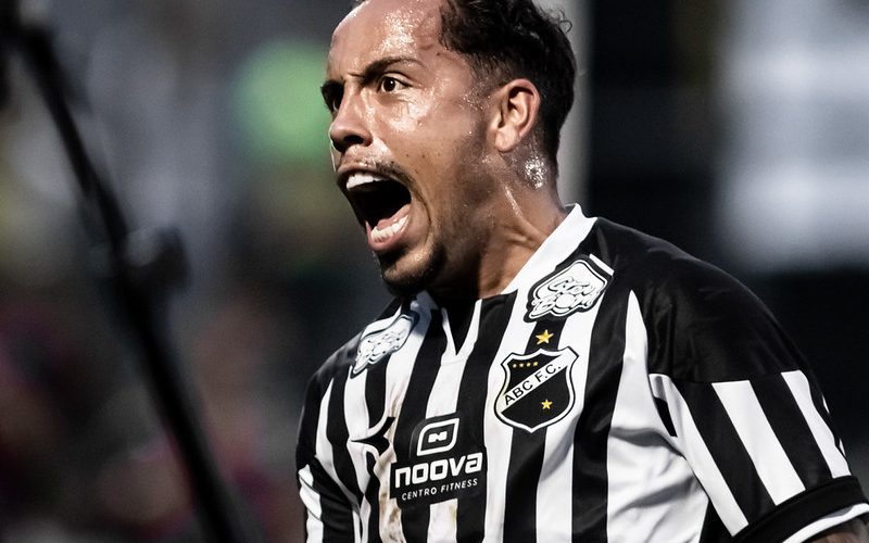 Rikelmi renova contrato com o ABC e segue até 2027 após temporada de sucesso