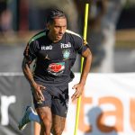 Hansi Flick manifesta preocupação com convocação de Raphinha para seleção brasileira em meio a lesão e desgaste físico