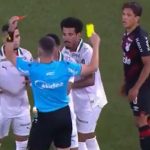 Andreas Pereira expulso por chutar bola na outra: árbitro seguiu regra correta?
