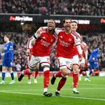 Arsenal vence Everton por 2 a 0 e empata em pontos com o Manchester City, que sofre sua primeira derrota na Premier League