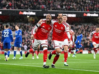 Arsenal vence Everton por 2 a 0 e empata em pontos com o Manchester City, que sofre sua primeira derrota na Premier League