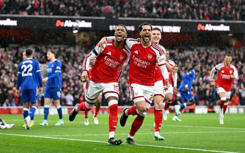 Arsenal vence Everton por 2 a 0 e empata em pontos com o Manchester City, que sofre sua primeira derrota na Premier League