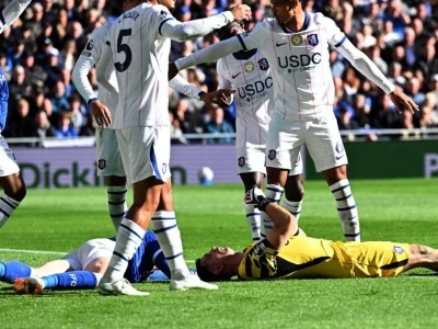 Dibu Martinez é retirado de maca após choque de cabeça no jogo entre Chelsea e Everton na Premier League