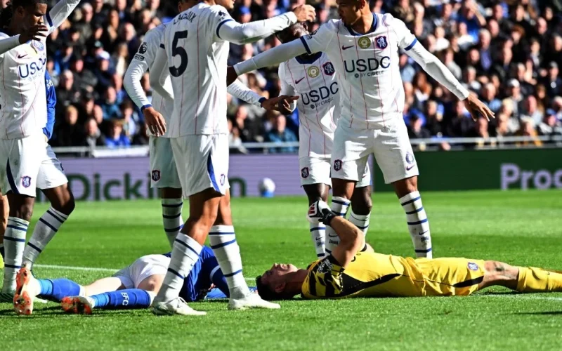 Dibu Martinez é retirado de maca após choque de cabeça no jogo entre Chelsea e Everton na Premier League