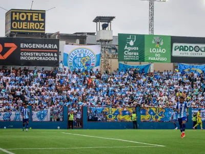 Brusque x Paysandu: Partida é adiada após riscos de desabamento de arquibancada e será retomada sem público