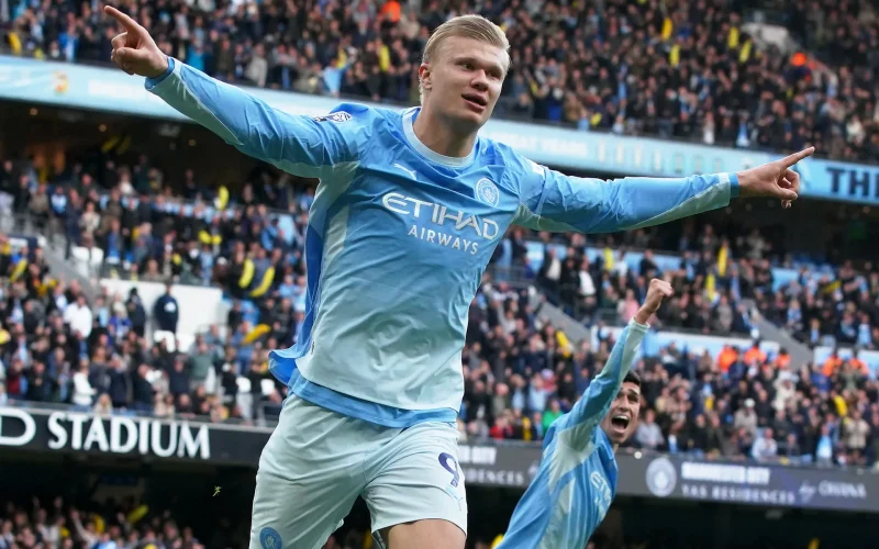 Aston Villa e Manchester City se enfrentam em jogo crucial na Premier League; City busca manter lideranças apesar de desafios fora de campo