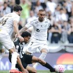 Atlético-MG vence Santos com golaço de bicicleta nos acréscimos e garante virada emocionante na Arena MRV