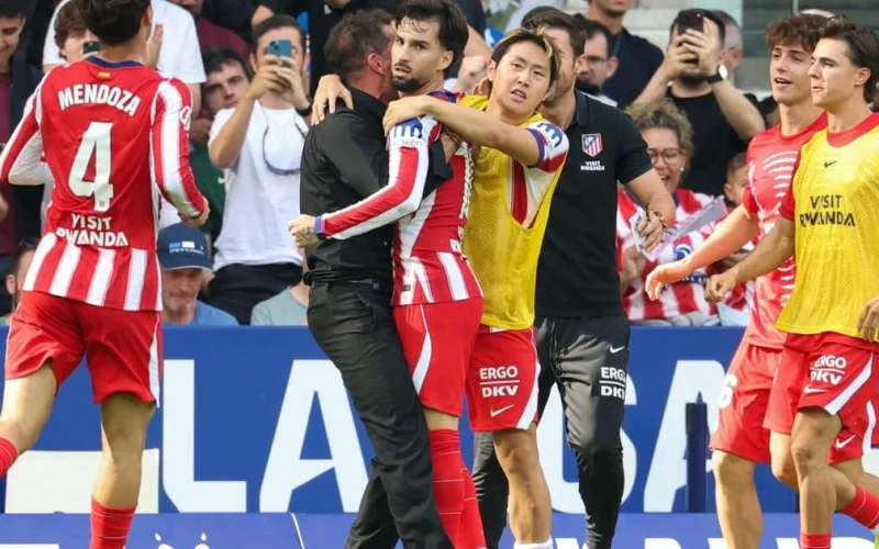 Atlético de Madrid vence Espanyol com golaço de Baena e se aproxima do Barcelona na La Liga