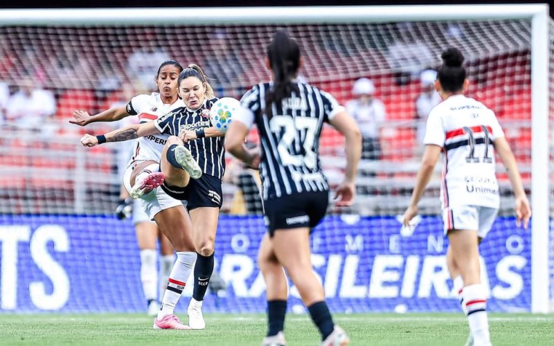 São Paulo sai na frente em busca do título inédito do Brasileirão Feminino contra o Corinthians na final