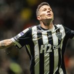 Atlético-MG supera Bragantino com gol de Bernard e sobe na tabela do Brasileirão