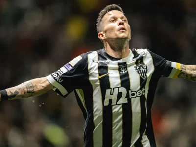 Atlético-MG supera Bragantino com gol de Bernard e sobe na tabela do Brasileirão