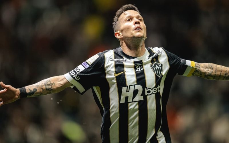 Atlético-MG supera Bragantino com gol de Bernard e sobe na tabela do Brasileirão